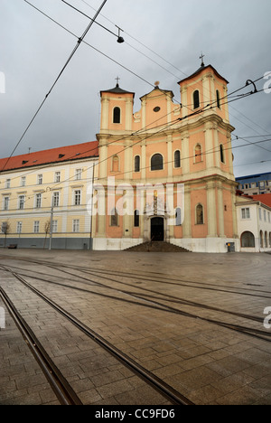 Straßenbahn-Linien und der Holy Trinity Church im Hintergrund, Bratislava, Slowakei Stockfoto