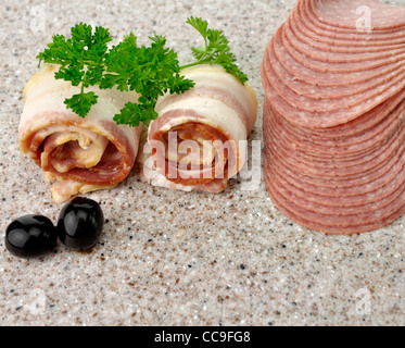 In Scheiben geschnittenen rohen Speck Brötchen und Salami, Schuss hautnah Stockfoto