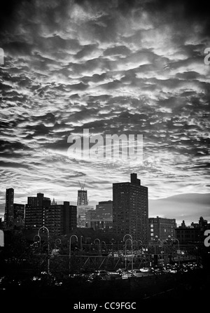 Bau des neuen World Trade Center Freedom Tower zu sehen in der Ferne die Skyline von Manhattan in New York City, USA. Stockfoto