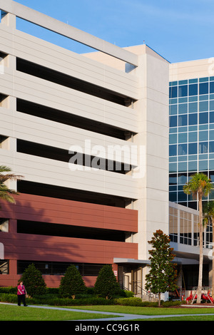 Architektonische Details von Parkhaus am Florida Hospital McRae in Orlando, FL Stockfoto