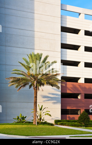 Architektonische Details von Parkhaus am Florida Hospital McRae in Orlando, FL Stockfoto