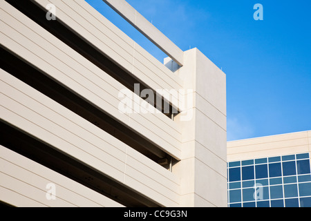 Architektonische Details von Parkhaus am Florida Hospital McRae in Orlando, FL Stockfoto