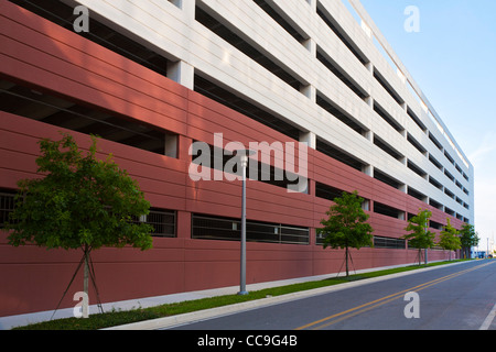 Architektonische Details von Parkhaus am Florida Hospital McRae in Orlando, FL Stockfoto