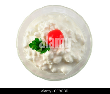 Quark in einer Schüssel auf weißem Hintergrund Stockfoto