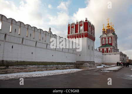 Wand und Turm der Kathedrale der Jungfrau von Smolensk. Ensemble der Nowodewitschi-Kloster. Moskau, Russland. Stockfoto