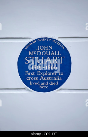 London Grafschaftsrat blaue Plakette markiert ein Haus von Explorer John Mcdouall Stuart, Campden Hill Square in London, England Stockfoto