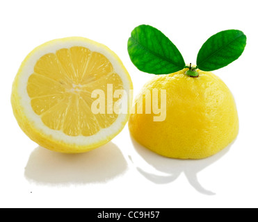 frische Zitrone auf weißem Hintergrund Stockfoto
