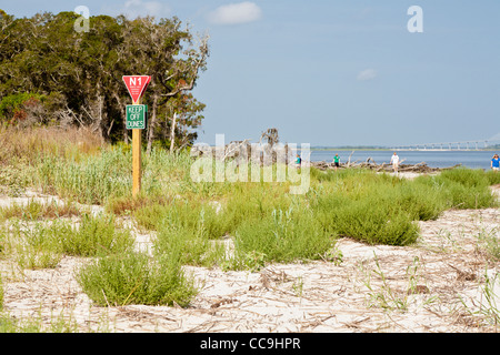 Anzeichen versuchen, Besucher aus Sanddünen im Driftwood Beach auf Jekyll Island, Georgia Stockfoto