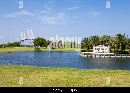 Sidney Lanier Brücke hinter dann Willkommens-Schild am Eingang nach Jekyll Island, Georgia. Stockfoto