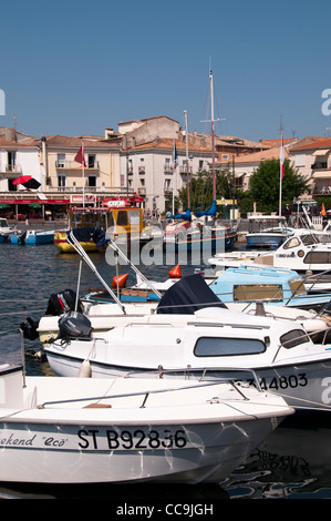 Boote entlang der Kante des Meze Hafen im Meer Stadt von Meze, Herault, Languedoc Roussillon, Frankreich Stockfoto