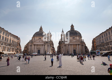 Santa Maria dei Miracoli und Santa Maria di Montesanto in der Piazza del Popolo, Rom Stockfoto