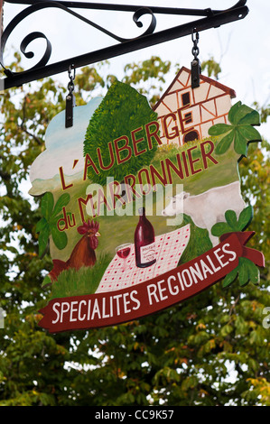 L ' Auberge du Marronnier Restaurant melden Sie sich an die Hügel Dorf Châteauneuf En Auxois, Cote d ' or, Bourgogne, Frankreich Stockfoto