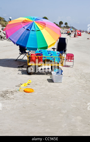 Sonnenanbeter und bunten Sonnenschirmen am öffentlichen Strand von Jekyll Island, Georgia. Stockfoto