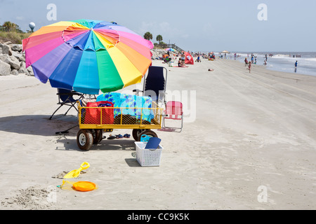 Sonnenanbeter und bunten Sonnenschirmen am öffentlichen Strand von Jekyll Island, Georgia. Stockfoto