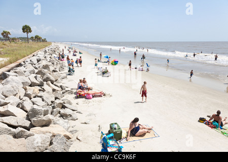 Sonnenanbeter und bunten Sonnenschirmen am öffentlichen Strand von Jekyll Island, Georgia. Stockfoto