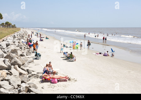 Sonnenanbeter und bunten Sonnenschirmen am öffentlichen Strand von Jekyll Island, Georgia. Stockfoto