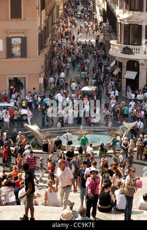 Massen von Touristen an der spanischen Treppe in Rom Stockfoto