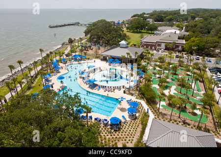 Luftaufnahme von Schwimmbädern und Minigolfanlagen im Neptune Park in St. Simons Island, Georgia Stockfoto