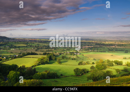 Panoramablick auf Cam, Dursley, Coaley und Berkeley in den Severn Vale aus Coaley Peak in Gloucestershire, Cotswolds, UK Stockfoto