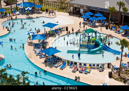 Luftaufnahme der städtischen Schwimmbäder im Neptune Park in St. Simons Island, Georgia Stockfoto