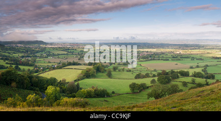 Panoramablick auf Cam, Dursley, Coaley und Berkeley in den Severn Vale aus Coaley Peak in Gloucestershire, Cotswolds, UK Stockfoto