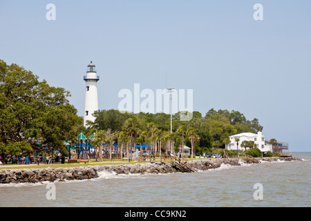 St. Simons Leuchtturm erhebt sich hinter Neptun Park in St. Simons Island, Georgia Stockfoto