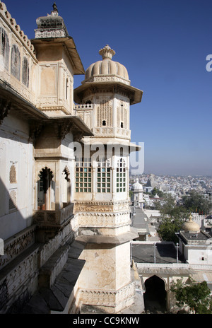 Teilansicht der Stadt Palast von Udaipur, Heimat des Maharaja von Udaipur, ein Museum und ein Luxushotel, Rajasthan, Indien Stockfoto