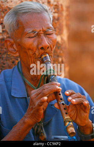 Flötist in einem Tempel IV. Si Satchanalai Geschichtspark, Thailand. Stockfoto