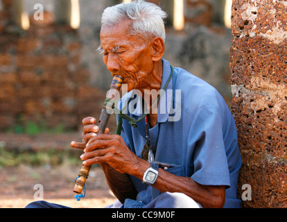 Flötist in einem Tempel II. Si Satchanalai Geschichtspark, Thailand. Stockfoto