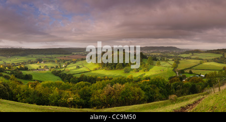 Downham Hill gesehen von Uley Bury in Cotswolds Uley, Gloucestershire, Großbritannien (65 x 32cm @ 300dpi) Stockfoto