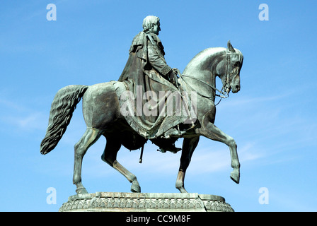 Reiterstandbild des sächsischen Königs Johann vor dem Opernhaus Semperoper in Dresden. Stockfoto