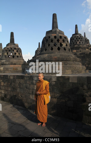 Mönch Borobudur Buddhistentempel Indonesien Mahayana Barabudur Yogyakarta zentralen Java Relief UNESCO World Heritage Site Candi Shiv Stockfoto