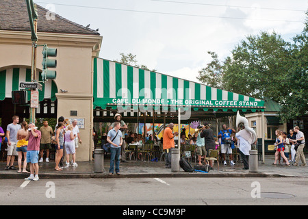 Film-Crew mit Kamera und Mikrofon einrichten für Szene außerhalb Cafe Du Monde im French Quarter von New Orleans, LA Stockfoto