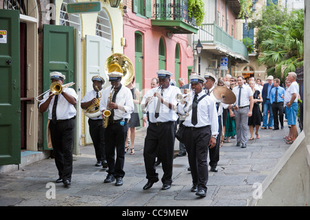 Paulin Brothers Brass Band Musik zu spielen und führt einen Trauerzug im French Quarter von New Orleans, LA Stockfoto