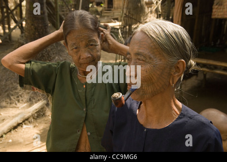 Chin-Indianerin mit Spinnennetz-design tätowierten Gesicht. Myanmar-Burma. Panmaung Dorf, Chin-Staat. Stockfoto