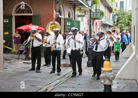 Paulin Brothers Brass Band Musik zu spielen und führt einen Trauerzug im French Quarter von New Orleans, LA Stockfoto