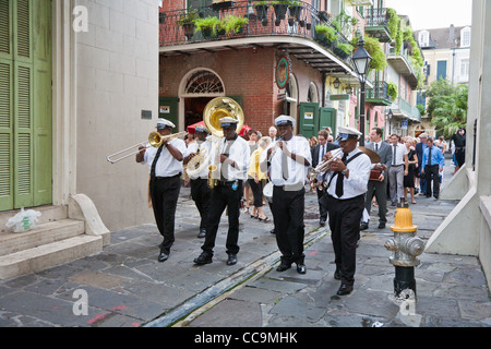 Paulin Brothers Brass Band Musik zu spielen und führt einen Trauerzug im French Quarter von New Orleans, LA Stockfoto