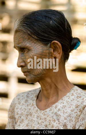 Kinn-Stammesfrau mit Spinnennetz-Design tätowiertes Gesicht. Myanmar Birma. Das Dorf Panmaung, Bundesstaat Chin. 2008 2000er Jahre HOMER SYKES Stockfoto