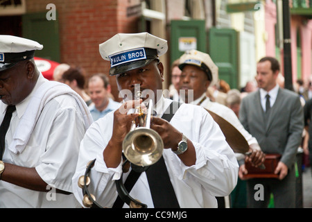 Paulin Brothers Brass Band Musik zu spielen und führt einen Trauerzug im French Quarter von New Orleans, LA Stockfoto