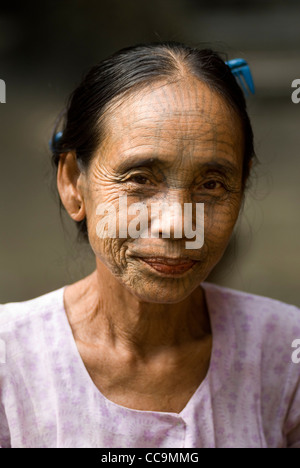 Kinn-Stammesfrau mit Spinnennetz-Design tätowiertes Gesicht. Myanmar Birma. Das Dorf Panmaung, Bundesstaat Chin. 2008 2000er Jahre HOMER SYKES Stockfoto