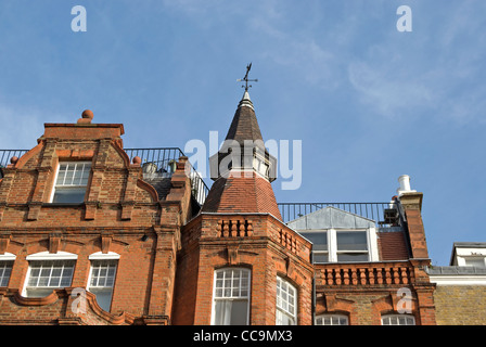 viktorianisches Herrenhaus Block mit Turm, entworfen von harry Bell Maßnahmen in Bina Gardens, South Kensington, London, england Stockfoto