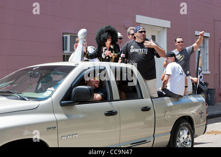 Fans der New Orleans Saints-Fußball-Nationalmannschaft feiern unterwegs im French Quarter von New Orleans, LA Stockfoto