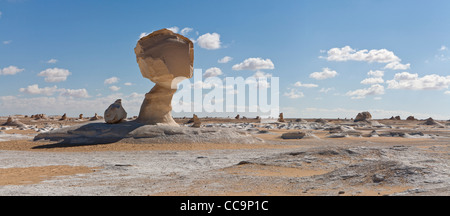 Inselberge mit den umliegenden zerfurcht sand in die Weiße Wüste, in der Nähe von Farafra Oase, Ägypten Afrika Stockfoto