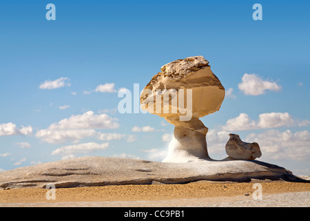 Inselberge mit den umliegenden zerfurcht sand in die Weiße Wüste, in der Nähe von Farafra Oase, Ägypten Afrika Stockfoto