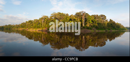 Pacaya Samiria National Reserve, Peru. Himmel und Bäume spiegelt sich im Fluss Samiria. Stockfoto