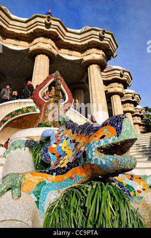 Barcelona, Spanien. Park Güell (Antoni Gaudi, 1914) Mosaik Eidechse auf Treppe hinauf zu den Sala Hipostila Stockfoto