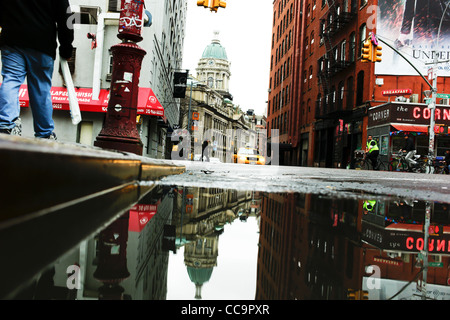 Soho-Gebäude spiegelt sich im Wasser in New York City Stockfoto