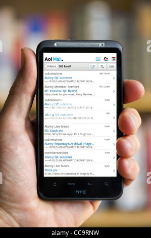 AOL Mail-Posteingang auf einem HTC-smartphone Stockfoto