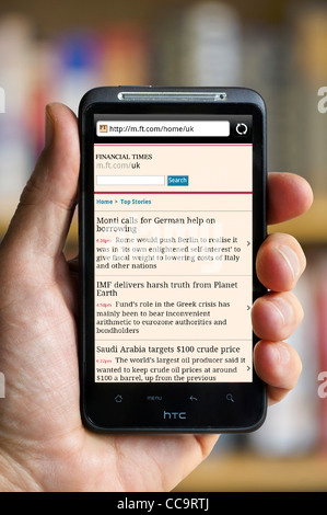 Die Financial Times Online-Ausgabe betrachtet auf einem HTC-smartphone Stockfoto