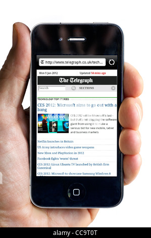 Lesen der Daily Telegraph Online-Zeitung auf einem Apple iPhone 4 Stockfoto